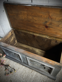 Stoer en sober houten kistje