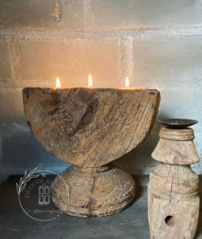 Oude houten pagode kandelaar