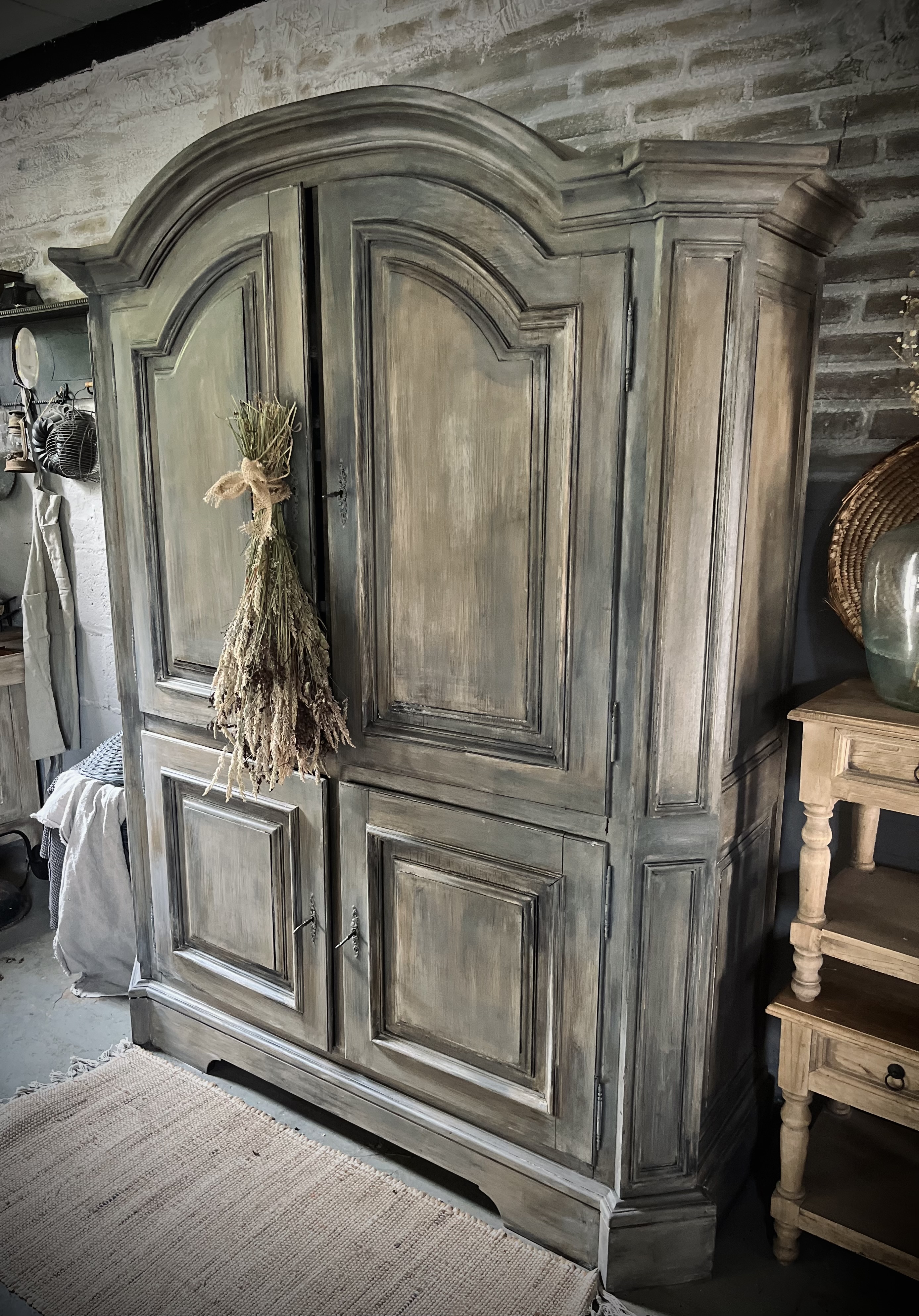 Landelijke eikenhouten kast ‘Britt’