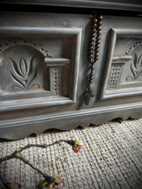 Stoer en sober houten kistje