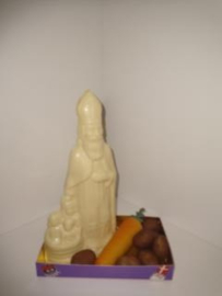 Pakket: Sint met kindje 20 cm + assortiment marsepein (fruit en patatjes)