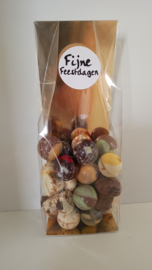 Kleine kerstballen en kurken met praliné-vulling