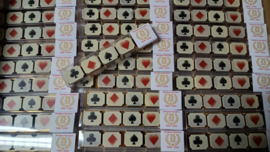 5 logo-pralines in een doosje verpakt