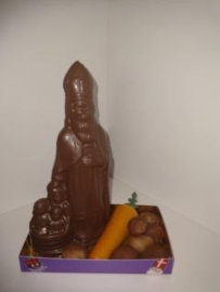 Pakket: Sint met kindje 20 cm + assortiment marsepein (fruit en patatjes)