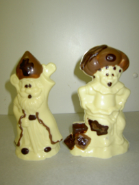 Zwaaiende sint en piet met pakjes 18 cm ingekleurd samen verpakt