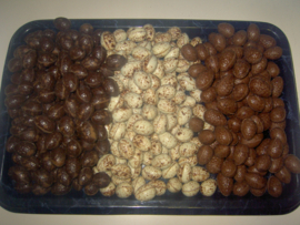 Kleine paaseitjes met praline en krokante vulling
