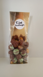 Kleine kerstballen en kurken met praliné-vulling