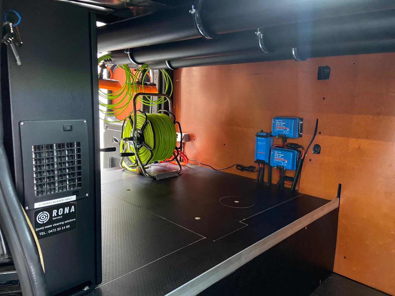 Bestelwagen met volledige inbouw osmosesysteem