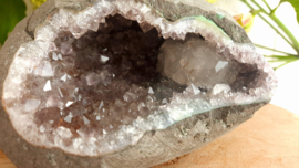Kwarts (Rookkwarts/Amethist) en Calciet geode