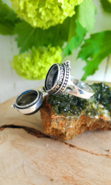 Poison / Secret Locket ring Labradoriet (maat 10)