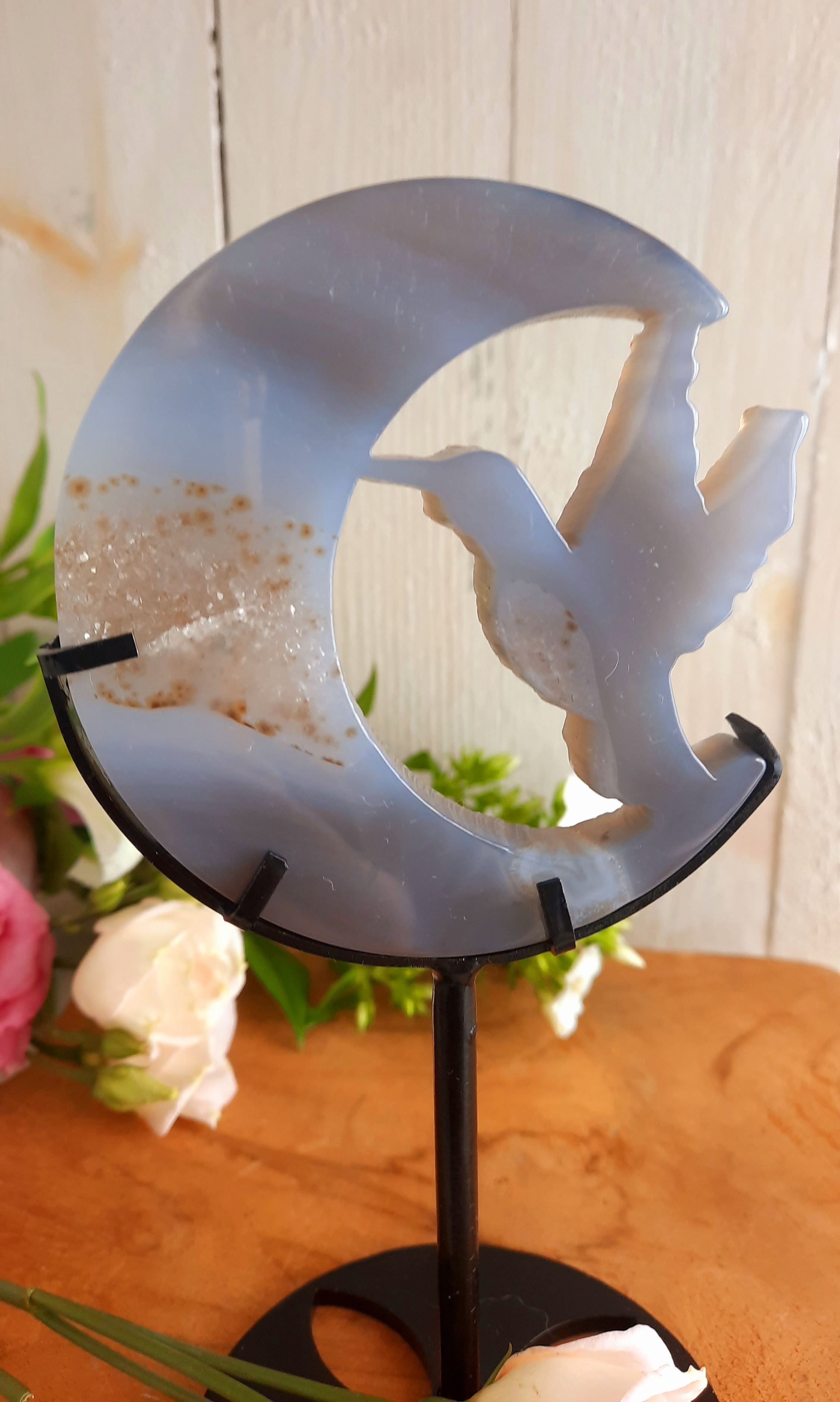 Maan met kolibrie, Agaat op standaard (Moon and Hummingbird)