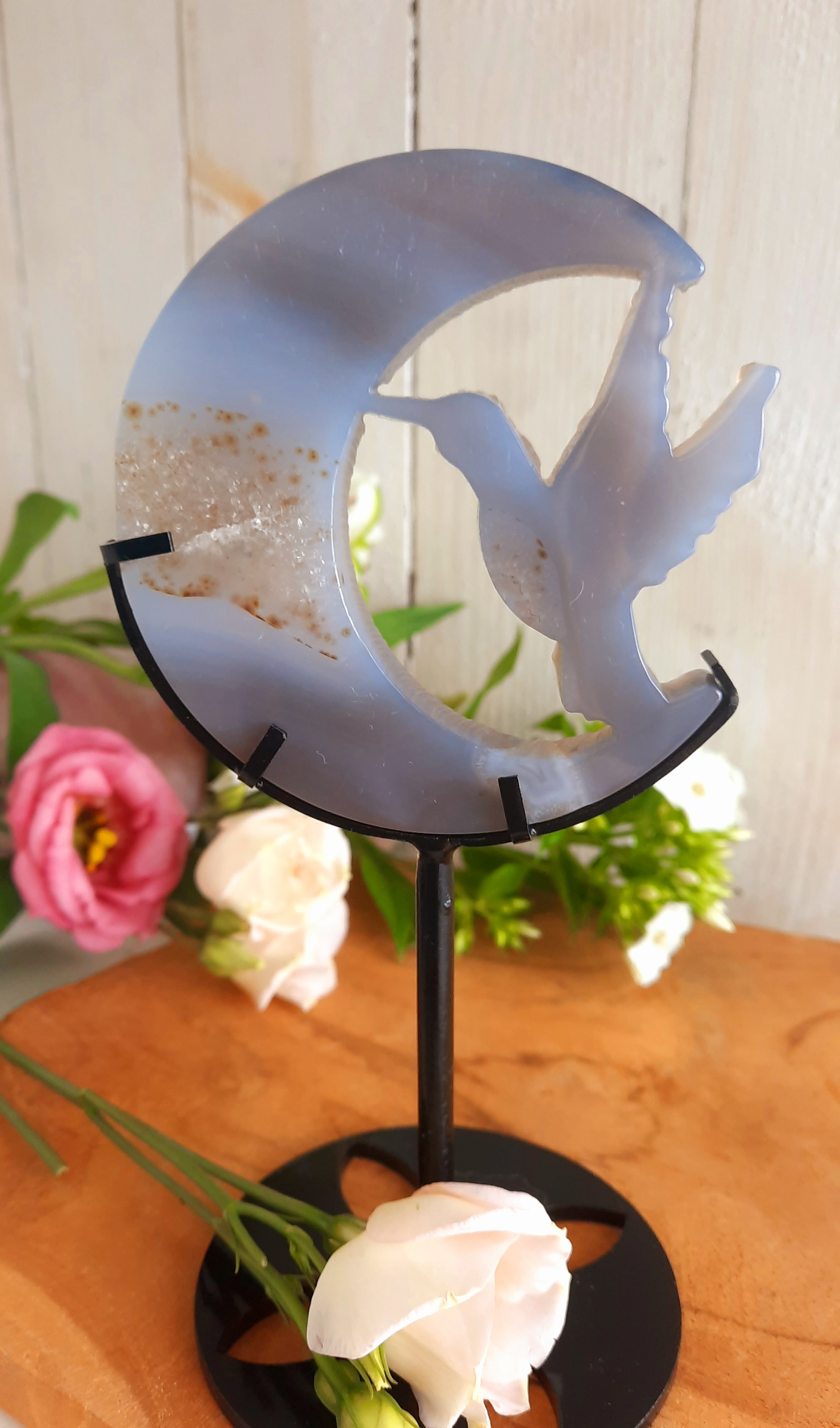 Maan met kolibrie, Agaat op standaard (Moon and Hummingbird)