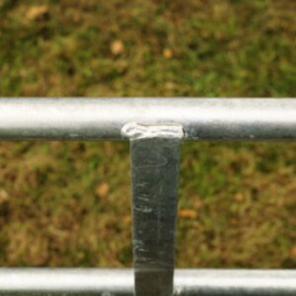 Koppelbaar schapenhek 122 × 90 cm – Gegalvaniseerd met koppelstang