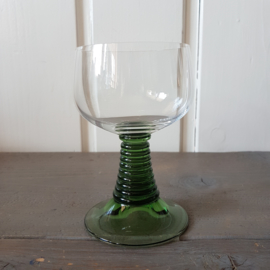 Vintage wijnglas met groene gedraaide voet