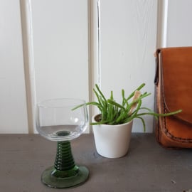 Vintage wijnglas met groene gedraaide voet