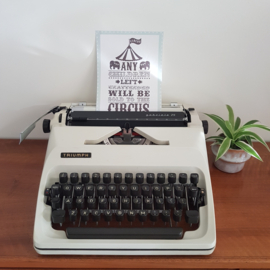 Vintage typemachine Triumph Gabriele 25 – crème wit