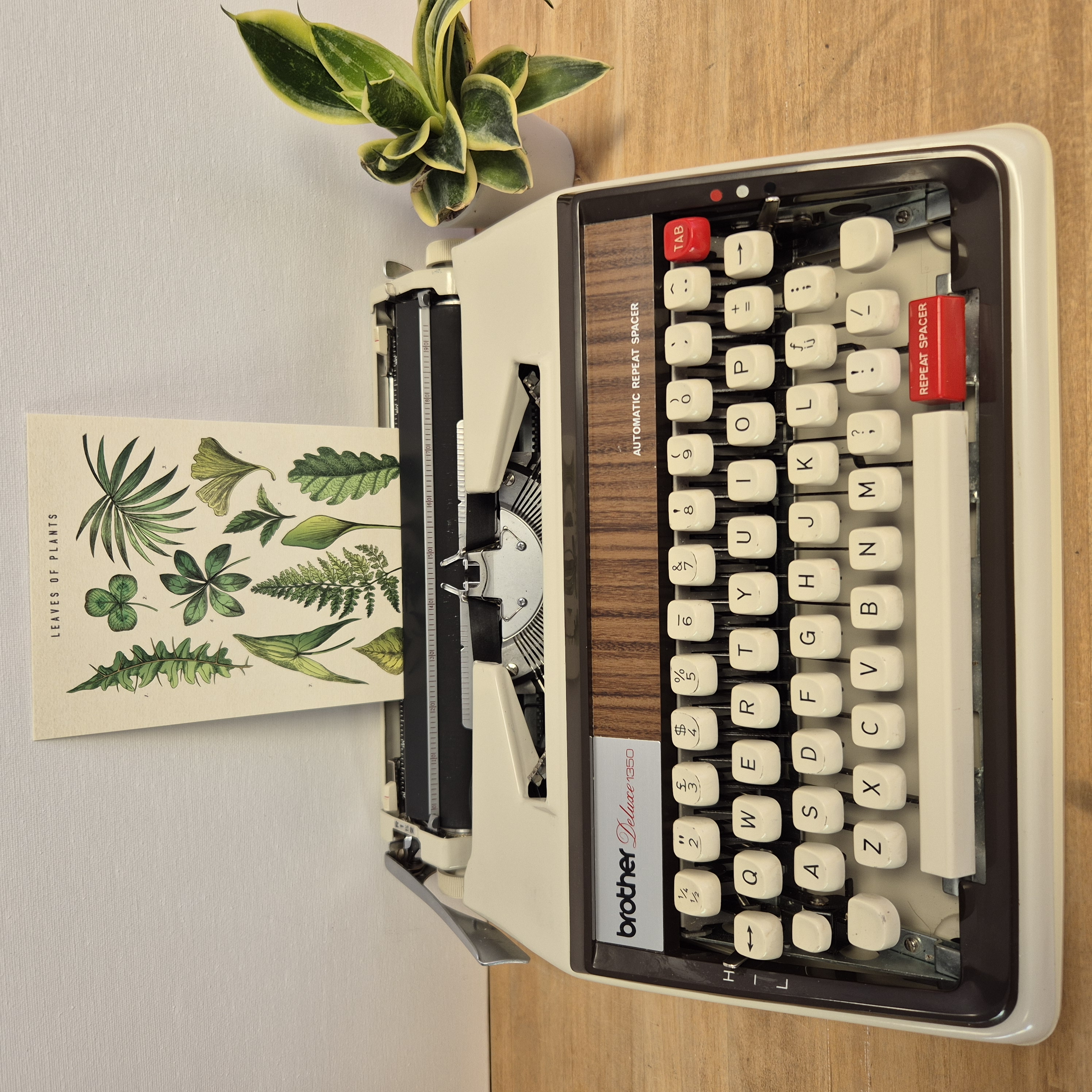 Vintage typemachine Brother DeLuxe 1350 - retro bruin/crème