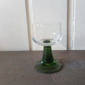 Vintage wijnglas met groene gedraaide voet