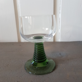 Vintage wijnglas met groene gedraaide voet