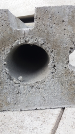 Midden katoen koffie HOEK betonpaal met gat dia 72 en gleuf 30 | Betonpaal draadafsluiting |  Betonboerke