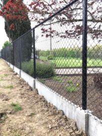 "Begin- / Eind Betonpaal met Gat Dia 72 en Gleuf 30 cm – Stevig en Duurzaam"