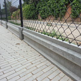Complete betononderbouw voor draadafsluiting  – verstevigde betonplaten & palen