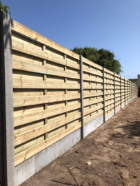 Houten tuinschermen met betonplaat en betonpalen