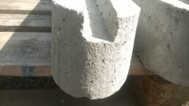 Beton begin-eindpaal  met afgeronde kop grijs