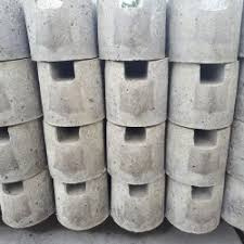 "Beton Begin- en Eindpaal Grijs – Met Afgeronde Kop, Sterk & Duurzaam"