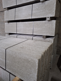 "Verstevigde Betonplaat 200 x 40 cm – Ideaal voor Keerwanden"