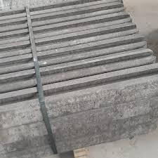 "Duurzame Betonpaal Zwart/Antraciet – Afgeronde Kop, Perfect voor Tuinafsluitingen"