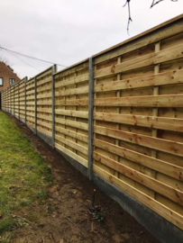 Houten tuinschermen met betonplaat en betonpalen