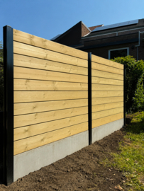 Complete afsluiting zwart gelakte paal en planken tand en groef
