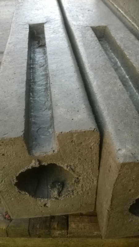 Artistiek prototype metalen Begin-eind betonpaal met gat dia 72 gleuf 40cm | Betonpaal draadafsluiting  | Betonboerke