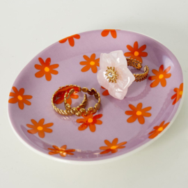 Schaaltje rond lila rode bloemen