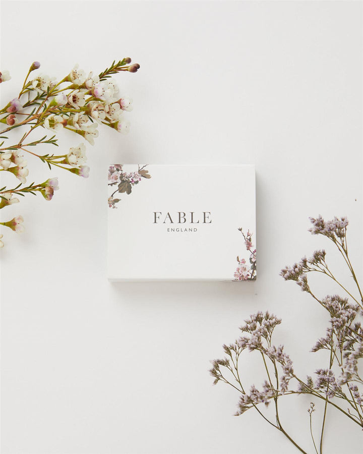 Fable England Forget-me-not Heart & Pearl oorbellen