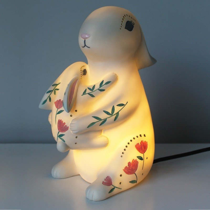 Mama konijn met baby lamp