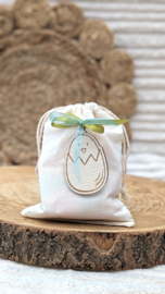 Paaszakje met houten ei hanger.