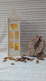 Houten huis met lampjes
