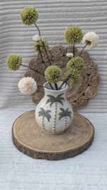 Palmboom vaas met zijde bloemen.