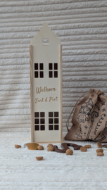 Houten huis met lampjes