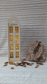 Houten huis met lampjes