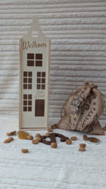 Houten huis met lampjes
