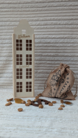 Houten huis met lampjes