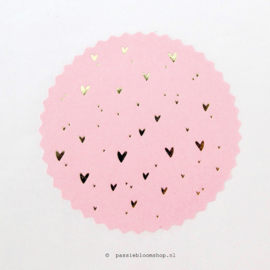 Sluitsticker rond roze met gouden hartjes  (10 stuks)