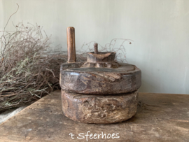 oude doorleefde houten kruidenmolen