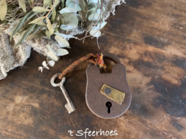 oud ijzeren hangslotje met sleutel