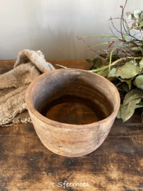 oude doorleefde houten pot