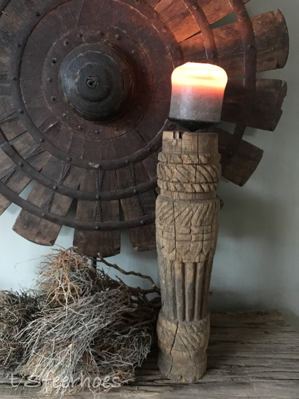 stoere houten tribal kandelaar, hoogte 36,5 cm