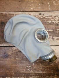 Grijs gasmasker met eventueel een foedraal